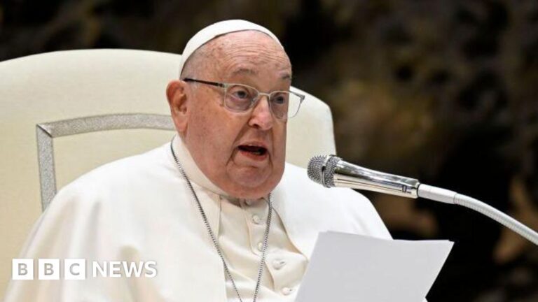 Read more about the article Pope Francis’s health a ‘complex clinical situation’, Vatican says