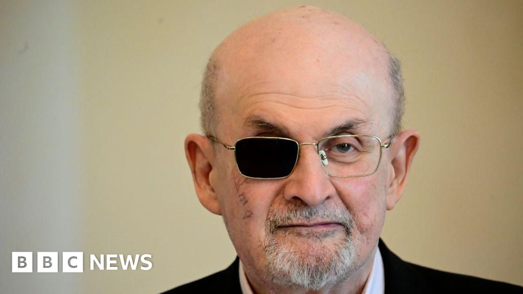 Read more about the article Salman Rushdie knife attack suspect goes on trial