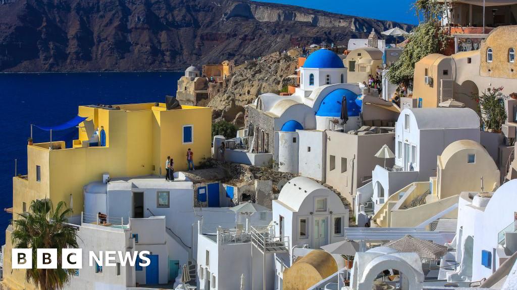 Read more about the article Santorini shuts schools as tremors rattle Greek island