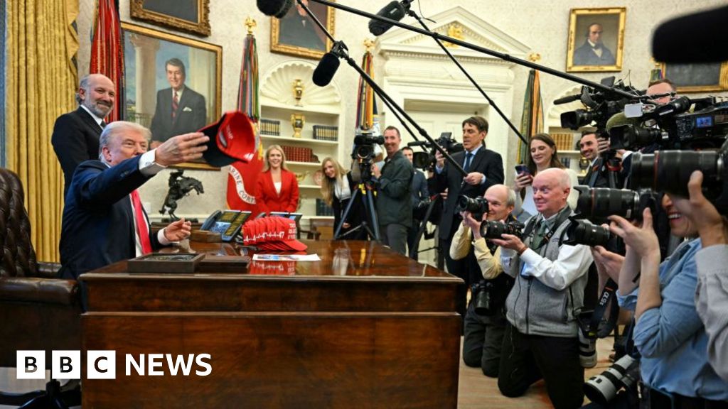 You are currently viewing White House takes control of press pool that covers Trump