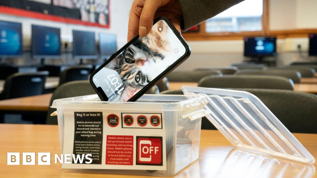 Read more about the article Conservatives push for ban on phones in schools