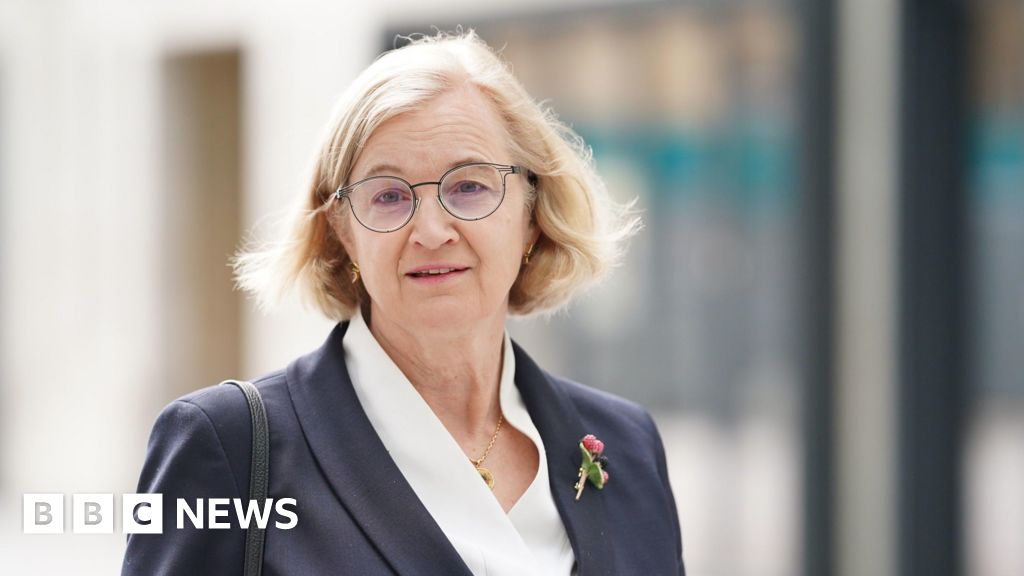 Read more about the article Ex-Ofsted boss says education secretary wants ‘to please unions’