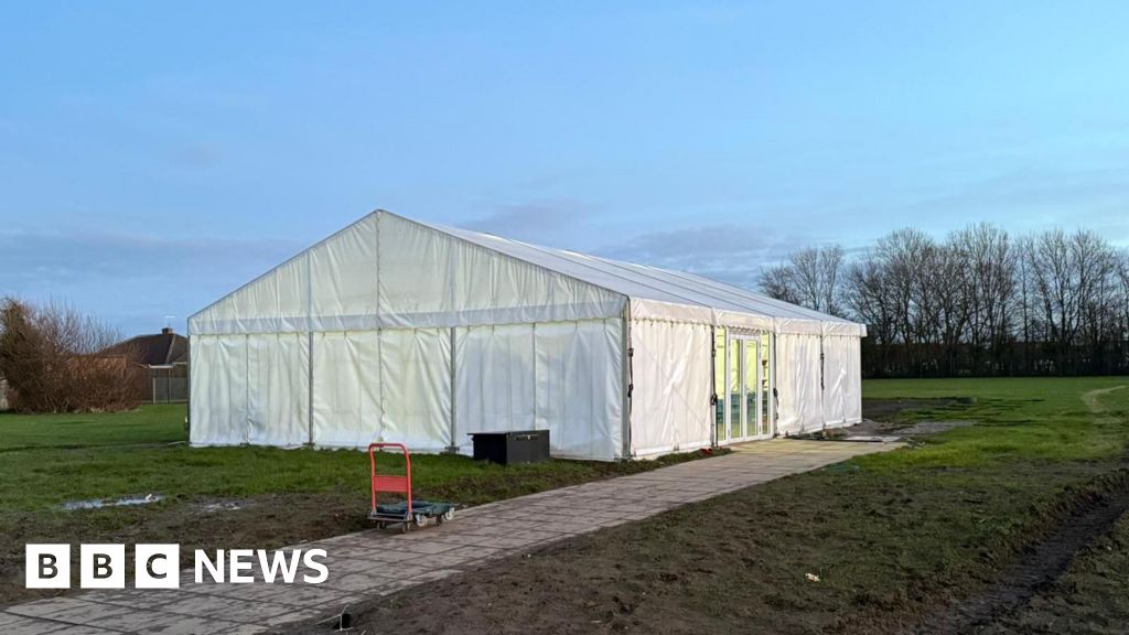 You are currently viewing Hazlewood school pupils eating in tent amid concrete fears