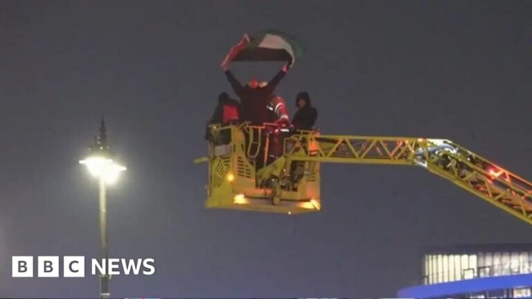 Read more about the article Man arrested after climbing Big Ben’s Elizabeth Tower