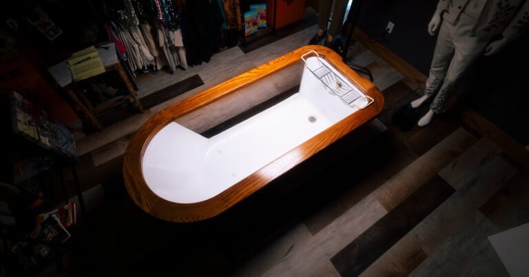 Read more about the article Meet the New Owner of the Bathtub Used by Jacob Elordi in “Saltburn”