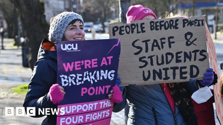 Read more about the article Northern Ireland further education lecturers balloted on strike