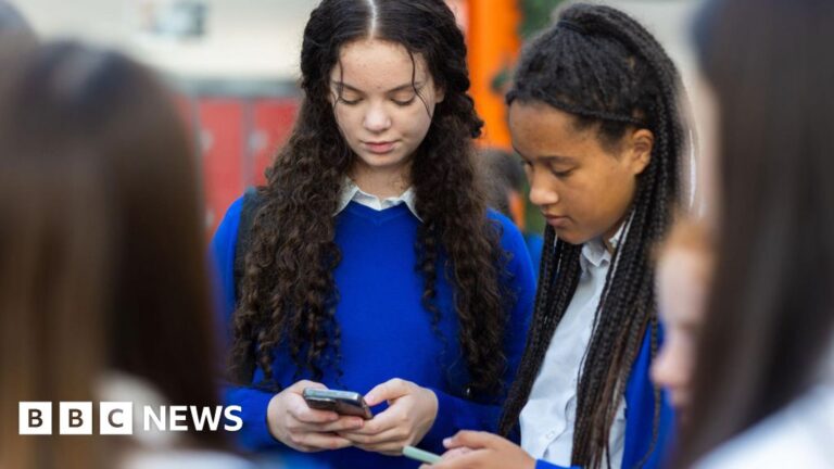 Read more about the article Plan to ban smart phones in schools watered down by MP