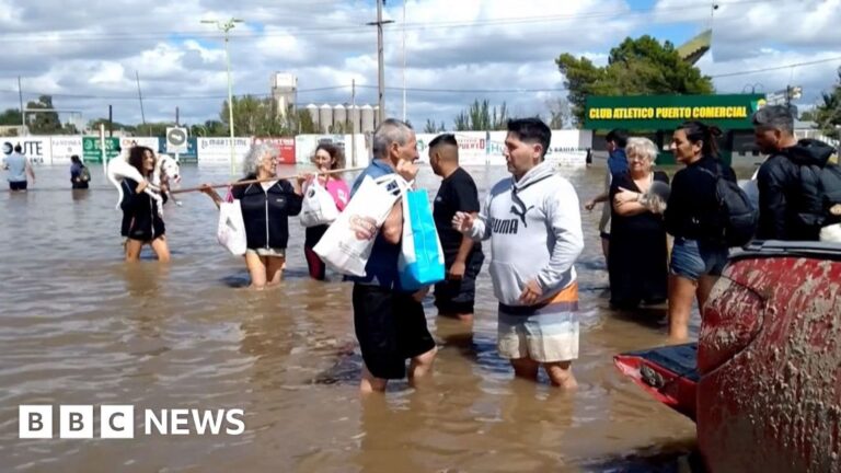 Read more about the article Residents flee homes in flooded Argentine city