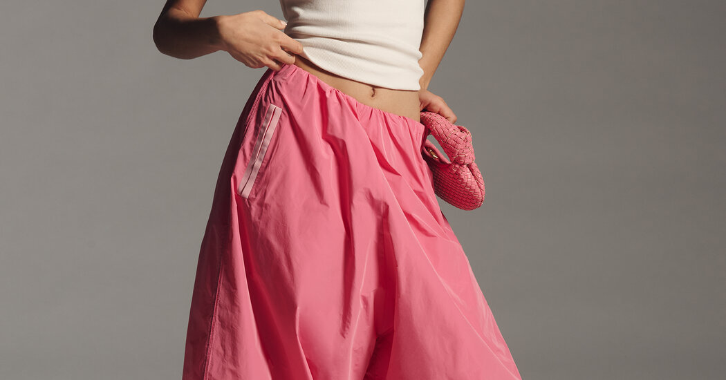 You are currently viewing Some Say These Oversize Pants Are ‘Unflattering.’ Why Are Some Women Drawn to Them?