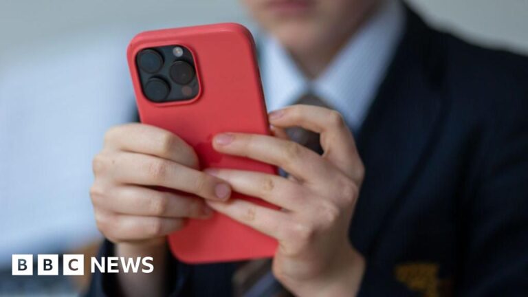 Read more about the article Three Surrey schools to trial social media blackout scheme