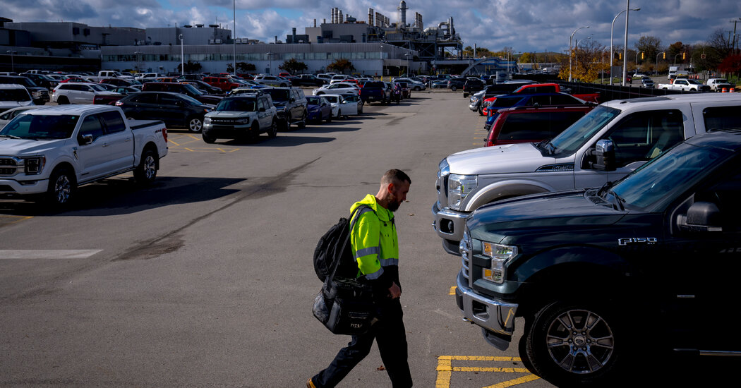Read more about the article Trump Says He ‘Couldn’t Care Less’ if Auto Tariffs Raise Car Prices in the U.S.