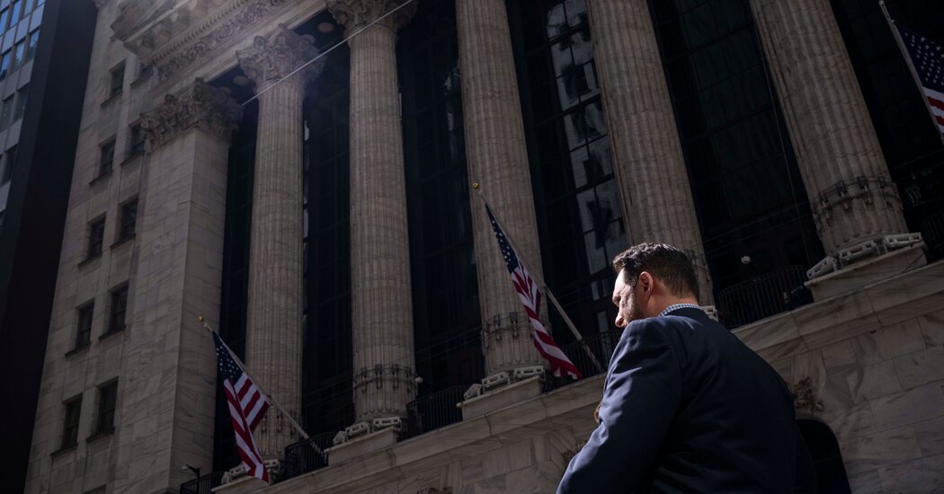 Read more about the article Trump’s Encouragement of Stock Investors Draws Scrutiny