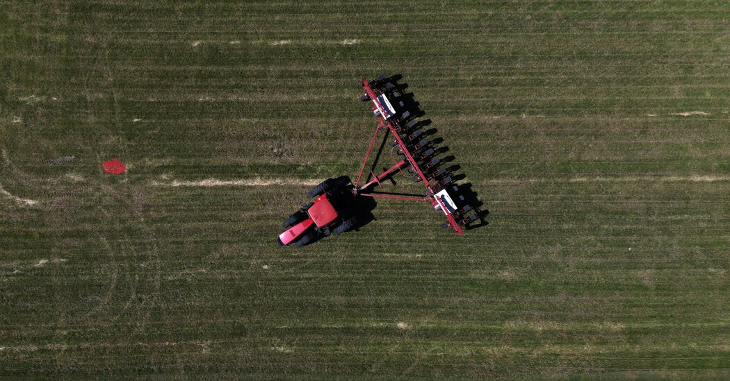 Read more about the article Trump’s Tariff Fight With China Poses New Threat to US Farmers