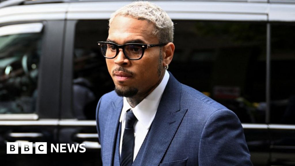 Chris Brown arrives in court to answer assault charges - Stream24 News You are currently viewing Chris Brown arrives in court to answer assault charges