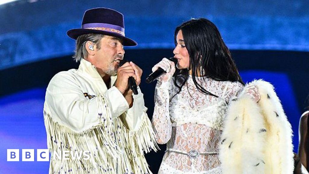 You are currently viewing Dua Lipa brings out Jamiroquai at emotional Wembley debut