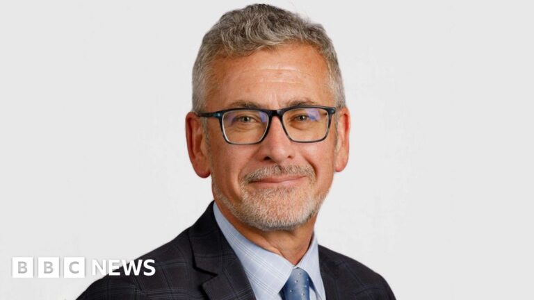 Read more about the article Dundee University bosses quit after damning report into financial collapse