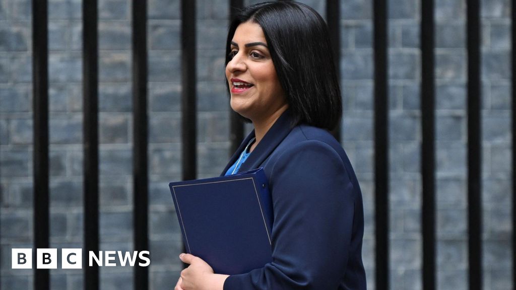 You are currently viewing Foreign criminals should expect to be deported, minister says