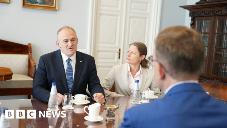 Read more about the article Give new recruits £10,000 to join army, says Sir Ed Davey