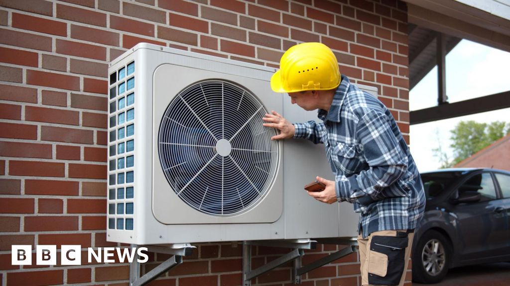 You are currently viewing Heat pumps and EVs making progress, UK climate advisers say