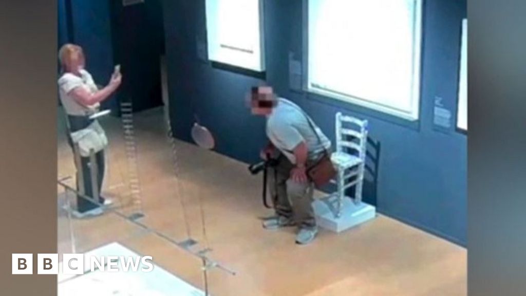 Read more about the article Italian museum’s plea after couple break ‘Van Gogh’ chair