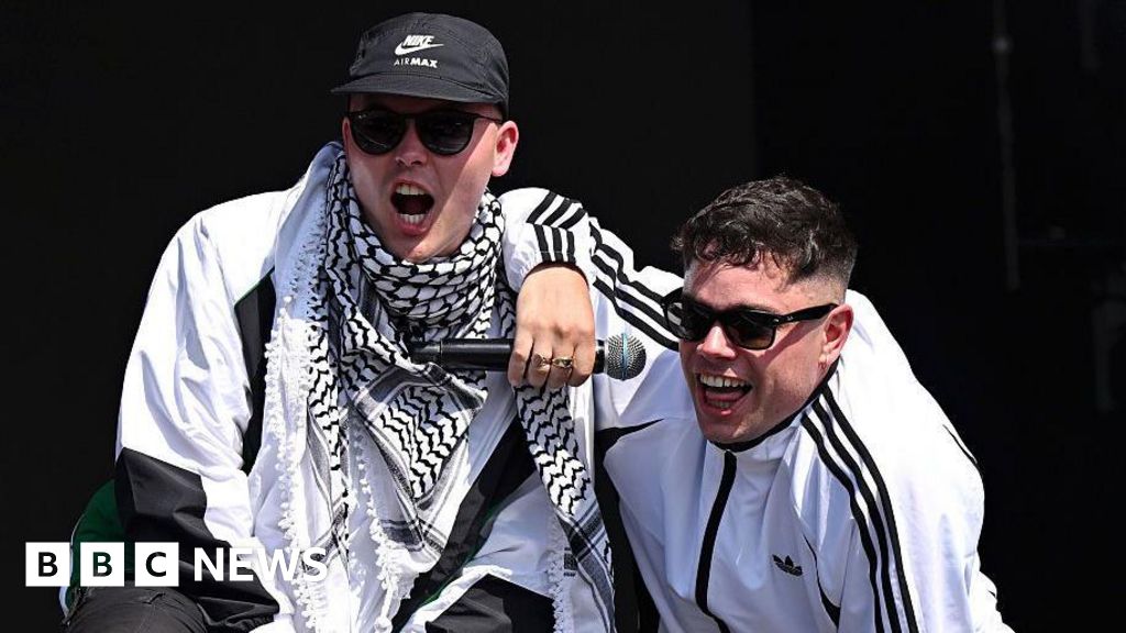 You are currently viewing Kneecap hit back at Starmer in highly-charged Glastonbury set