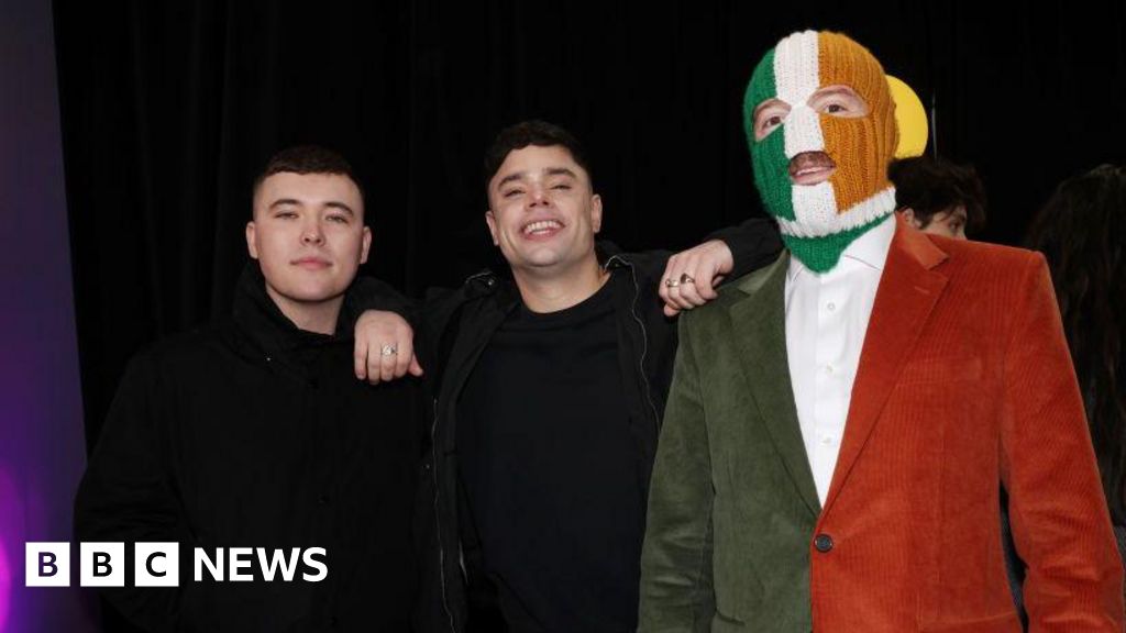 Read more about the article Kneecap performing at Glastonbury ‘not appropriate’, PM says