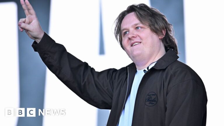 Read more about the article Lewis Capaldi in surprise Glastonbury return after releasing rousing comeback