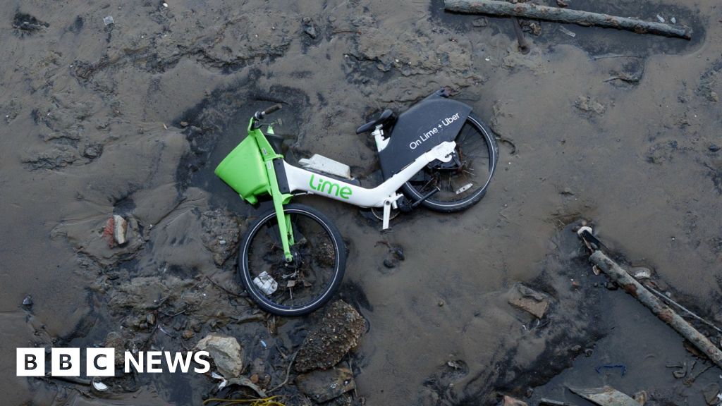 You are currently viewing Lime bikes dumped in canals and rivers ‘posing pollution risk’