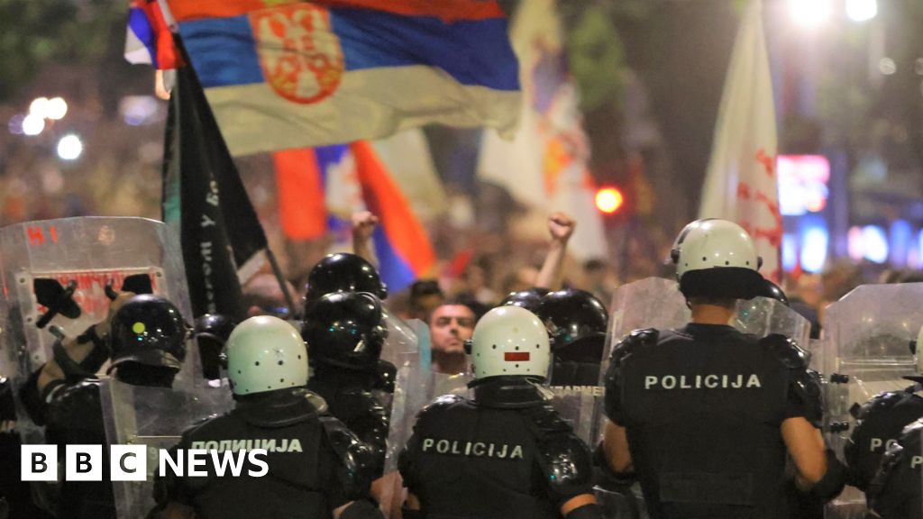 You are currently viewing Serbia police clash with protesters calling for early election