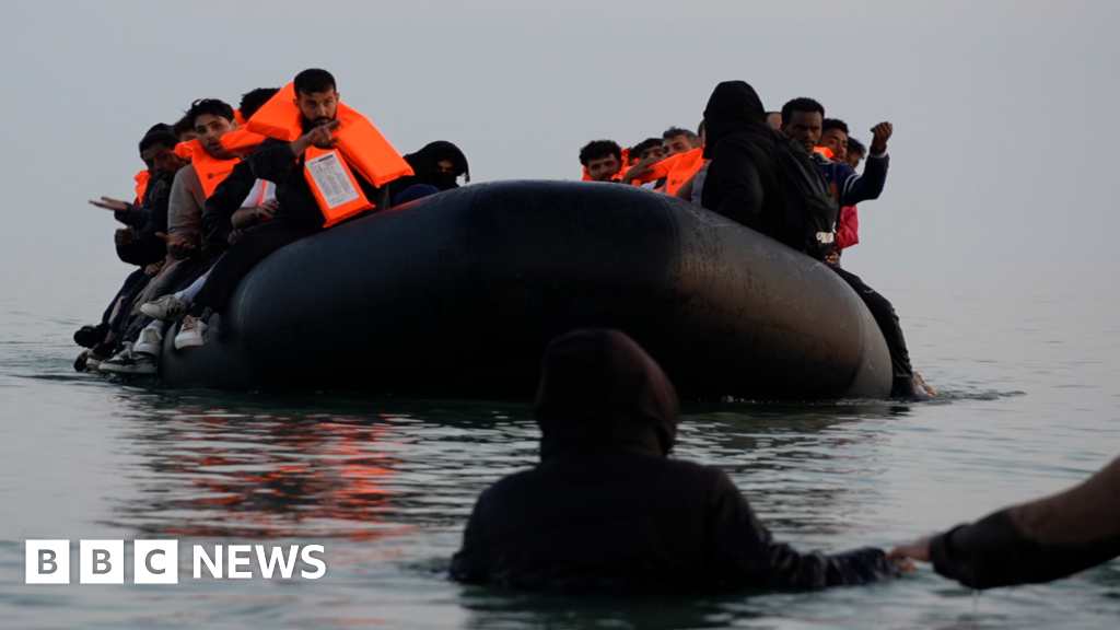 You are currently viewing Smugglers deploy ‘taxi boats’ to collect migrants off the French coast