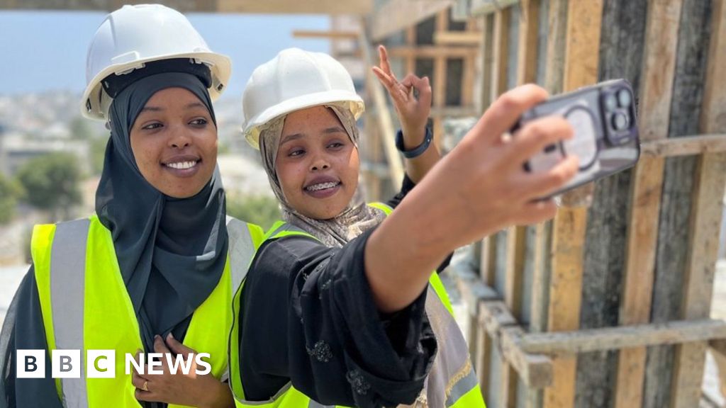 You are currently viewing Somalia’s construction boom in Mogadishu gives women high ambitions