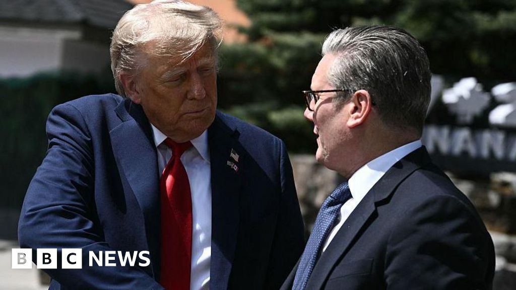 You are currently viewing Trump signs order confirming parts of UK-US tariff deal