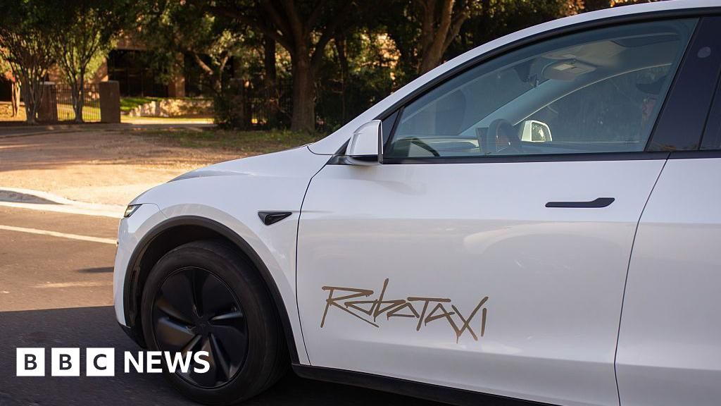 Read more about the article US safety regulators contact Tesla over erratic robotaxis