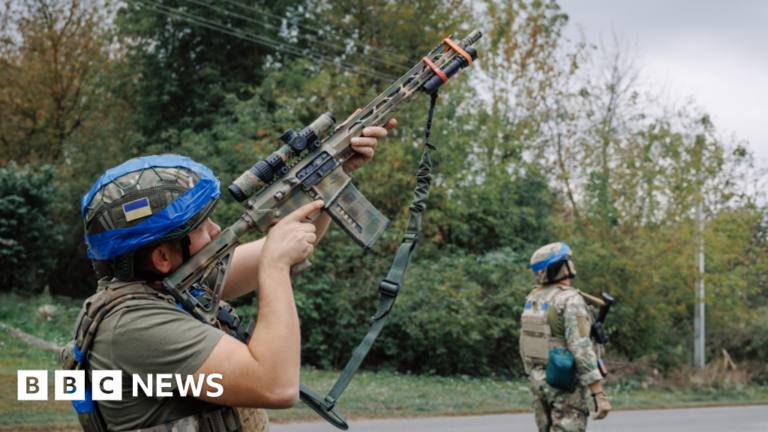 Read more about the article Ukraine still holds ground inside Russia’s Kursk, commander says