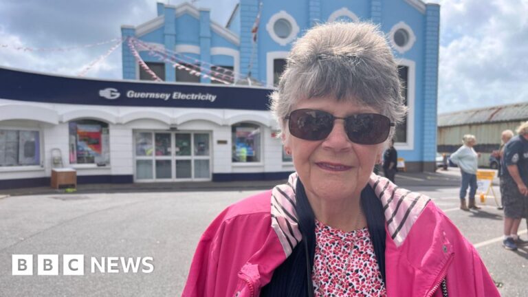 Read more about the article ‘We sit in the dark to save money on electricity in Guernsey’