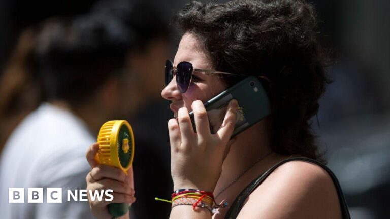 Read more about the article What do heatwaves do to the body and who is most at risk?