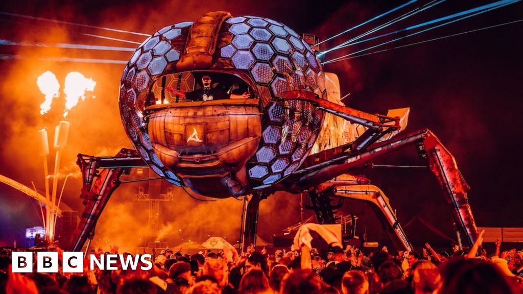 You are currently viewing What’s it like spending a night in Glasto’s ‘Naughty Corner’?