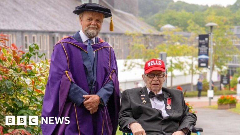 Read more about the article Actor Toby Jones awarded honorary doctorate by Keele University