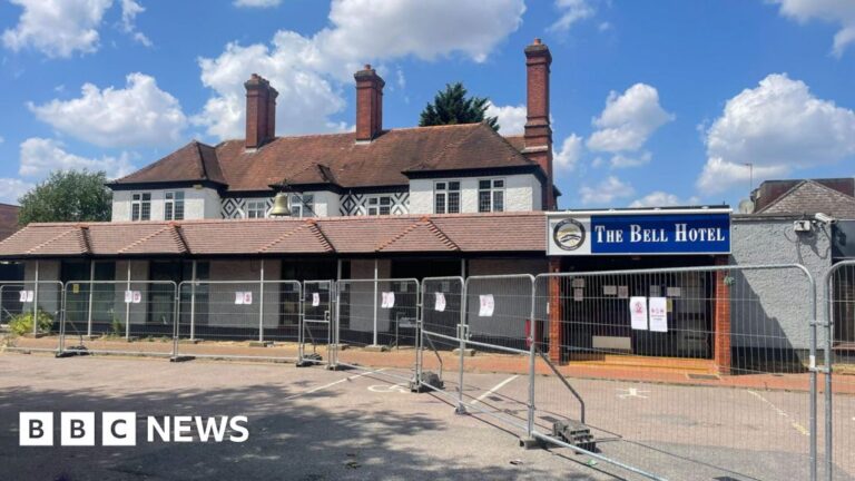 Read more about the article Asylum seekers refusing to leave hotels risk homelessness