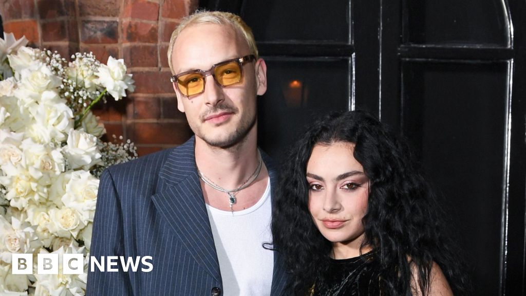 Read more about the article Charli XCX weds drummer of The 1975 George Daniel