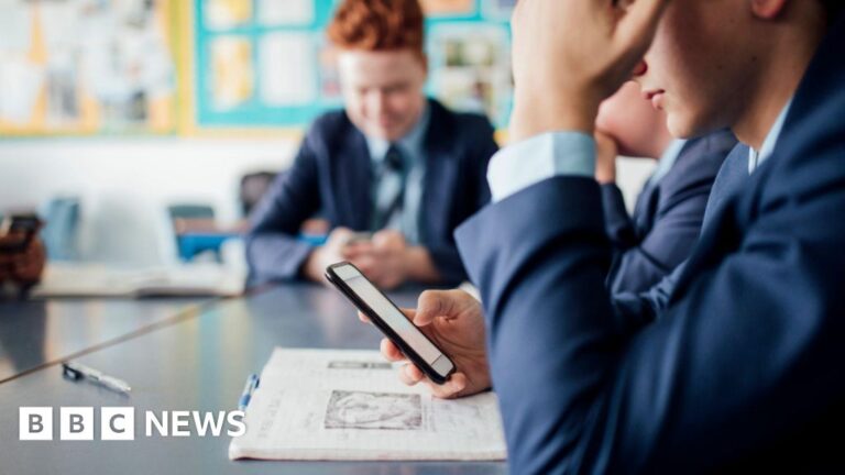Read more about the article Dads call for ban on smartphones in schools across England