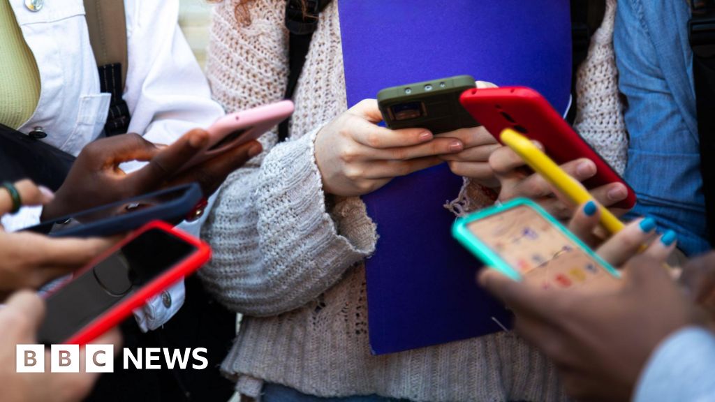 You are currently viewing EE to launch phone plans which restrict internet for teens