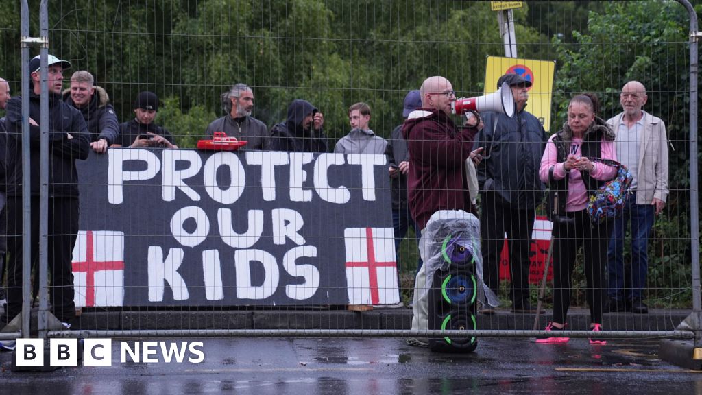 You are currently viewing Epping council votes to urge government to shut asylum hotel