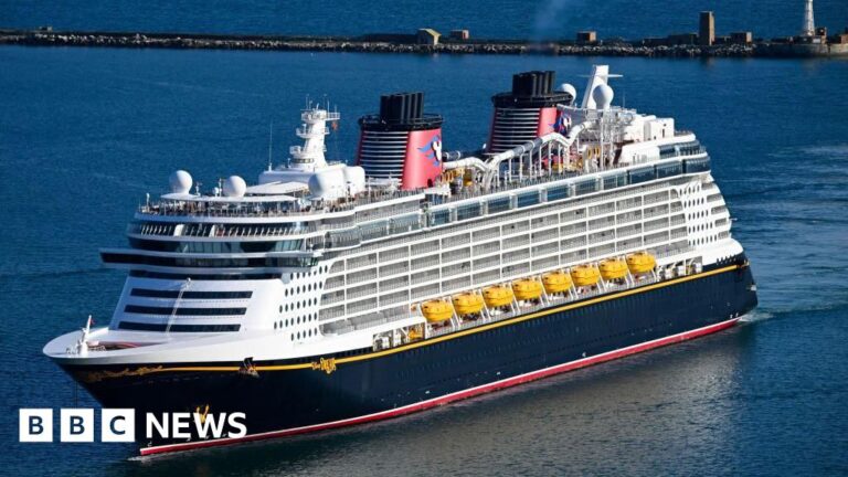 Read more about the article Father jumps from Disney cruise to save child who fell overboard