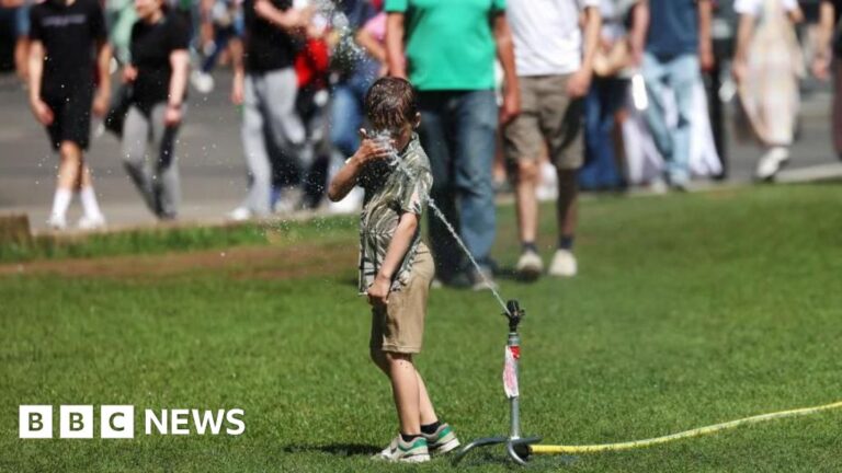 Read more about the article Hot weather continues as UK swelters past heatwave peak