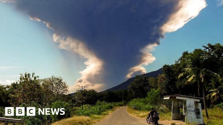 Read more about the article Indonesian volcano Mount Lewotobi Laki-laki spews massive ash cloud as it erupts again