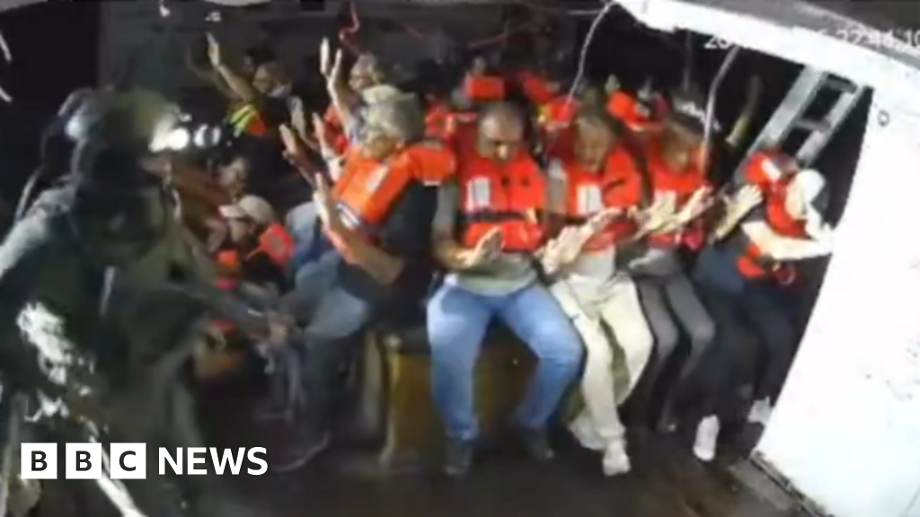 You are currently viewing Israel intercepts Gaza-bound activist boat with food aid