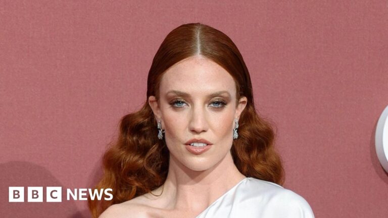 Read more about the article Jess Glynne calls White House deportation video with Jet2 ad song ‘sick’