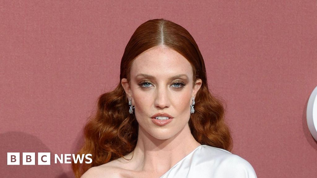 Read more about the article Jess Glynne calls White House deportation video with Jet2 ad song ‘sick’