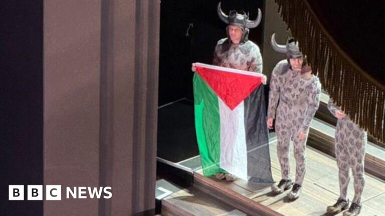 Read more about the article Performer launches Gaza flag protest on Royal Opera House stage